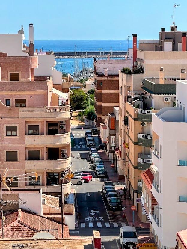 For sale - 2 Bedroom 1 Bathroom Apartment in Torrevieja - Centro  - Alicante
