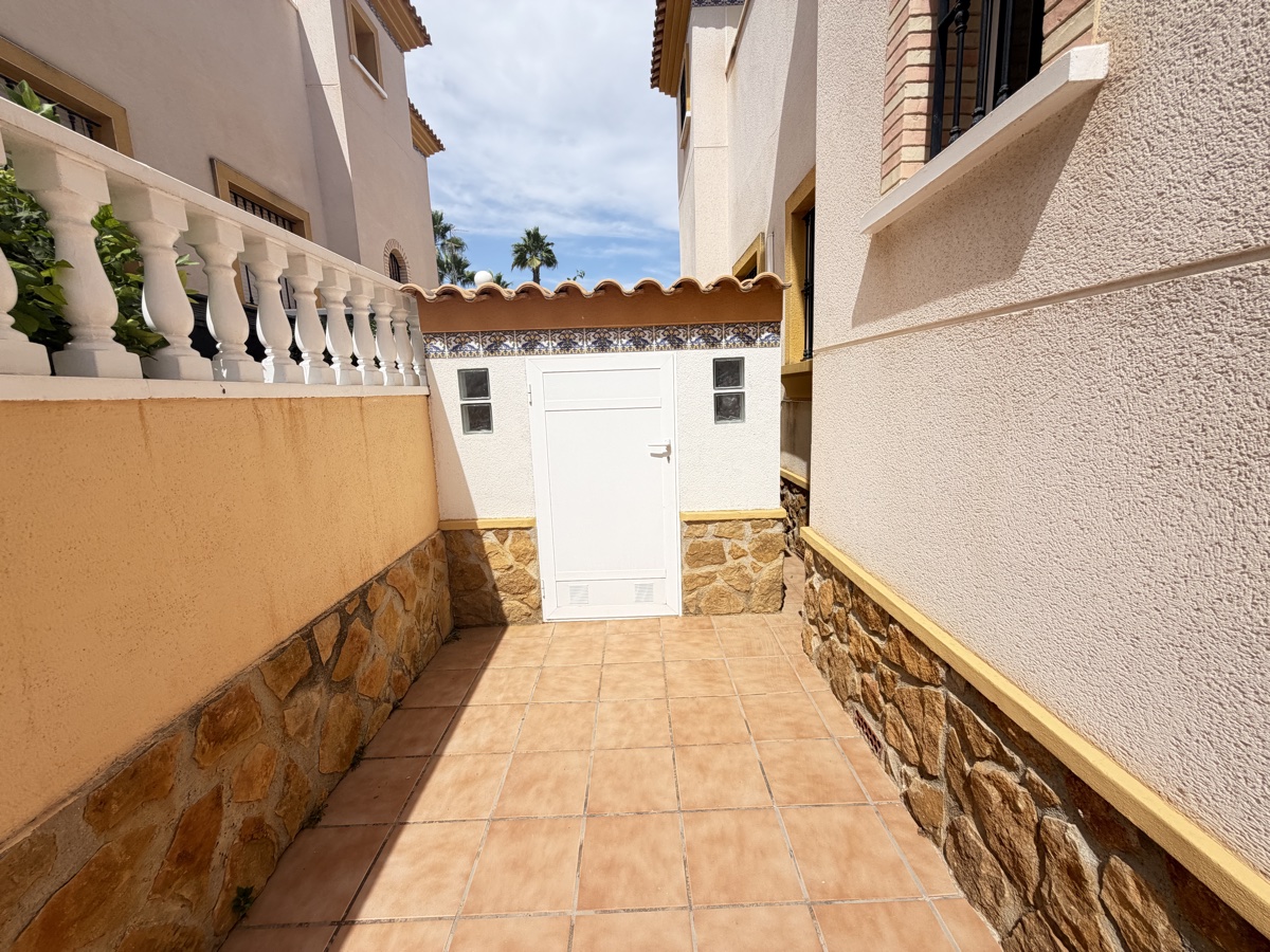 For sale - 3 Bedroom 2 Bathroom Quad in Villamartin - , Villamartin, Alicante, Spain - Alicante