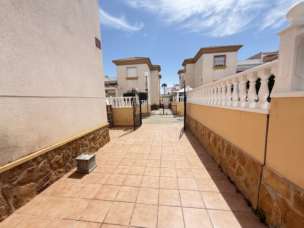 For sale - 3 Bedroom 2 Bathroom Quad in Villamartin - , Villamartin, Alicante, Spain - Alicante