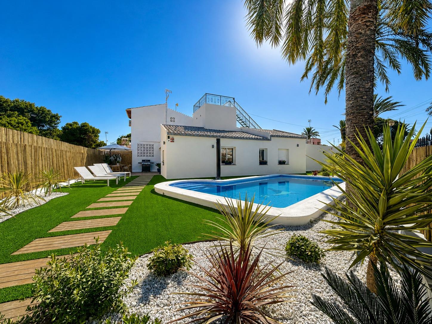 For sale - 4 Bedroom 2 Bathroom Semi in Punta Prima  - Punta Prima  - Alicante