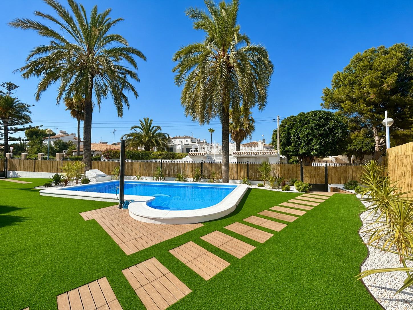 For sale - 4 Bedroom 2 Bathroom Semi in Punta Prima  - Punta Prima  - Alicante