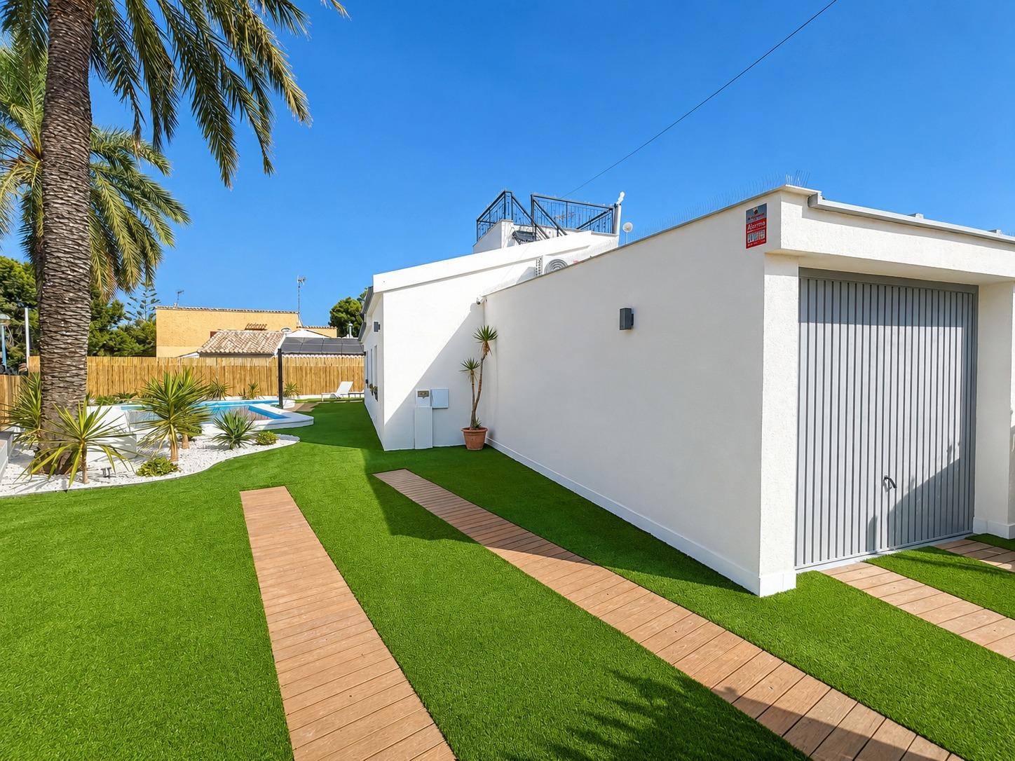 For sale - 4 Bedroom 2 Bathroom Semi in Punta Prima  - Punta Prima  - Alicante