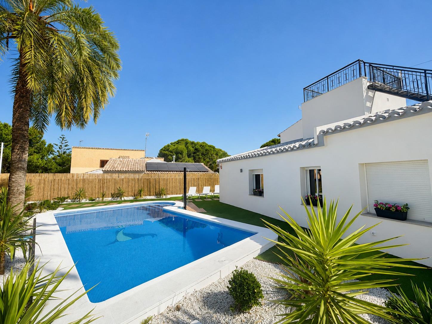 For sale - 4 Bedroom 2 Bathroom Semi in Punta Prima  - Punta Prima  - Alicante