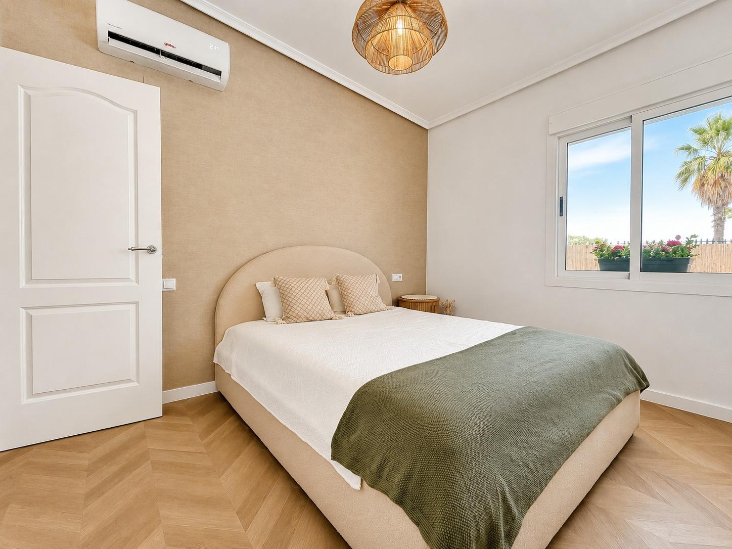 For sale - 4 Bedroom 2 Bathroom Semi in Punta Prima  - Punta Prima  - Alicante