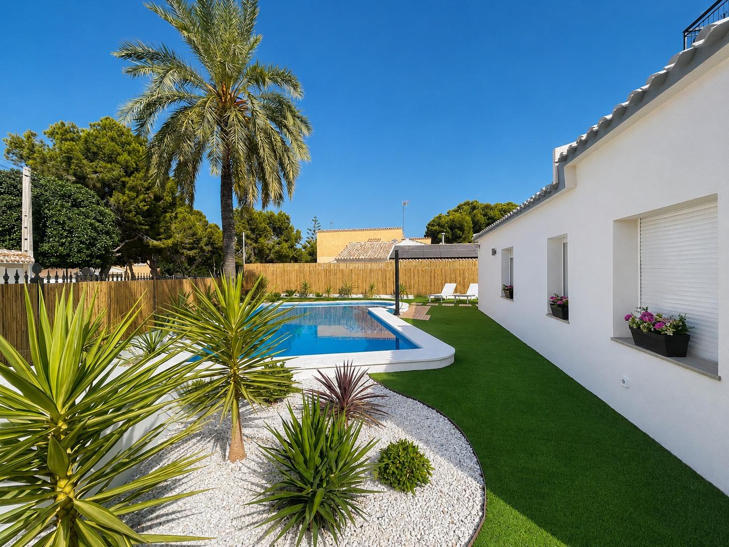 For sale - 4 Bedroom 2 Bathroom Semi in Punta Prima  - Punta Prima  - Alicante