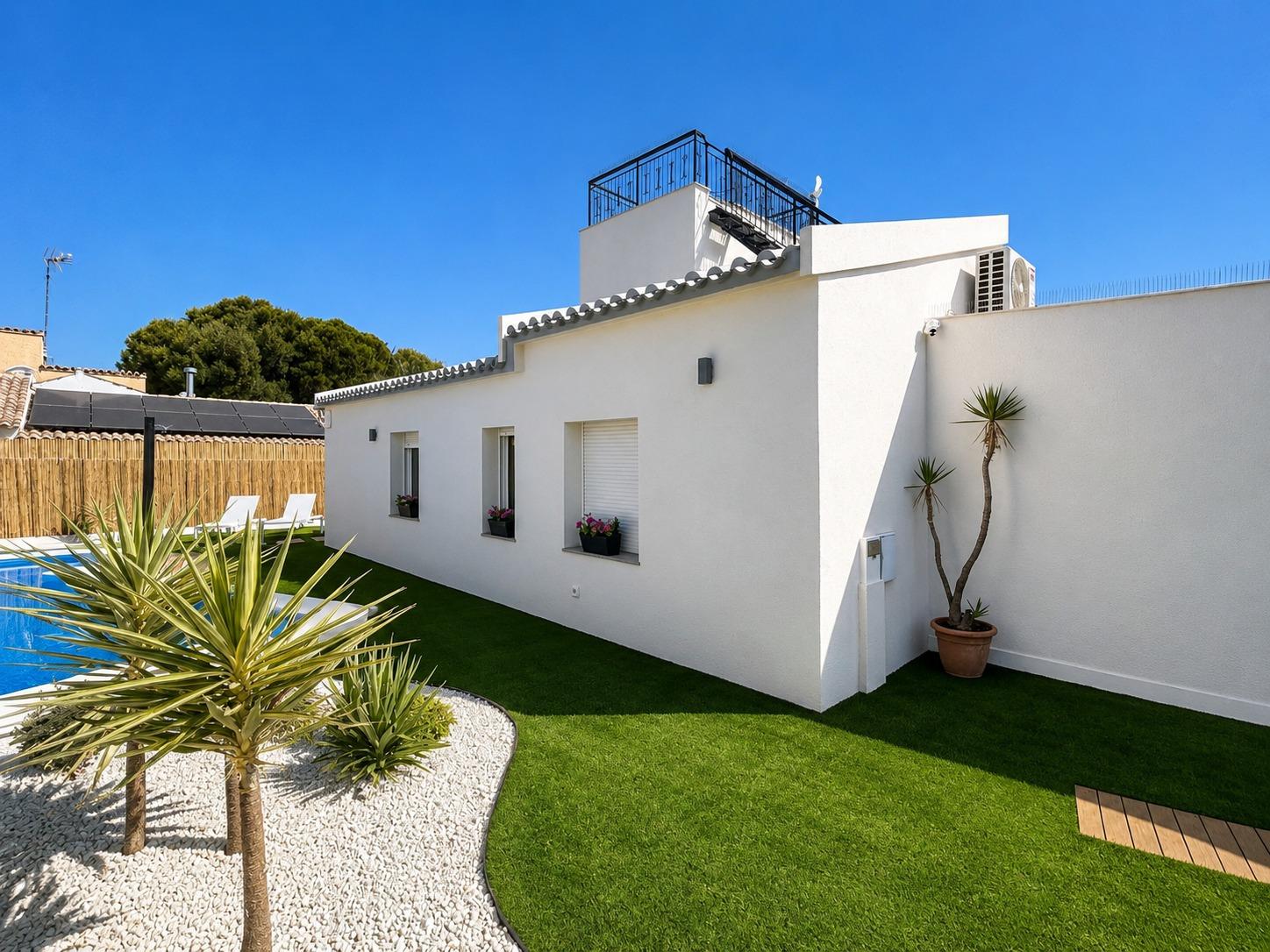 For sale - 4 Bedroom 2 Bathroom Semi in Punta Prima  - Punta Prima  - Alicante