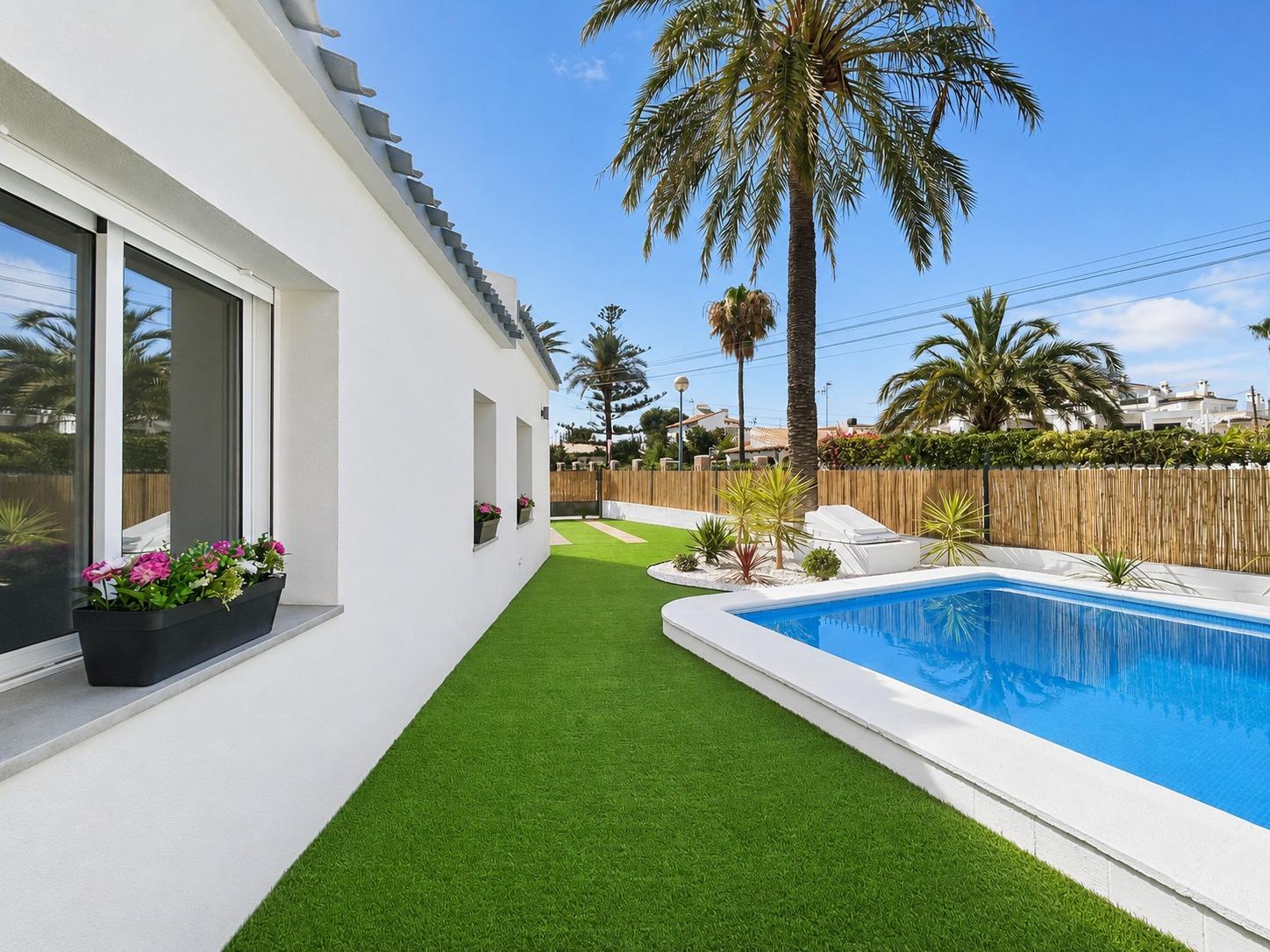 For sale - 4 Bedroom 2 Bathroom Semi in Punta Prima  - Punta Prima  - Alicante