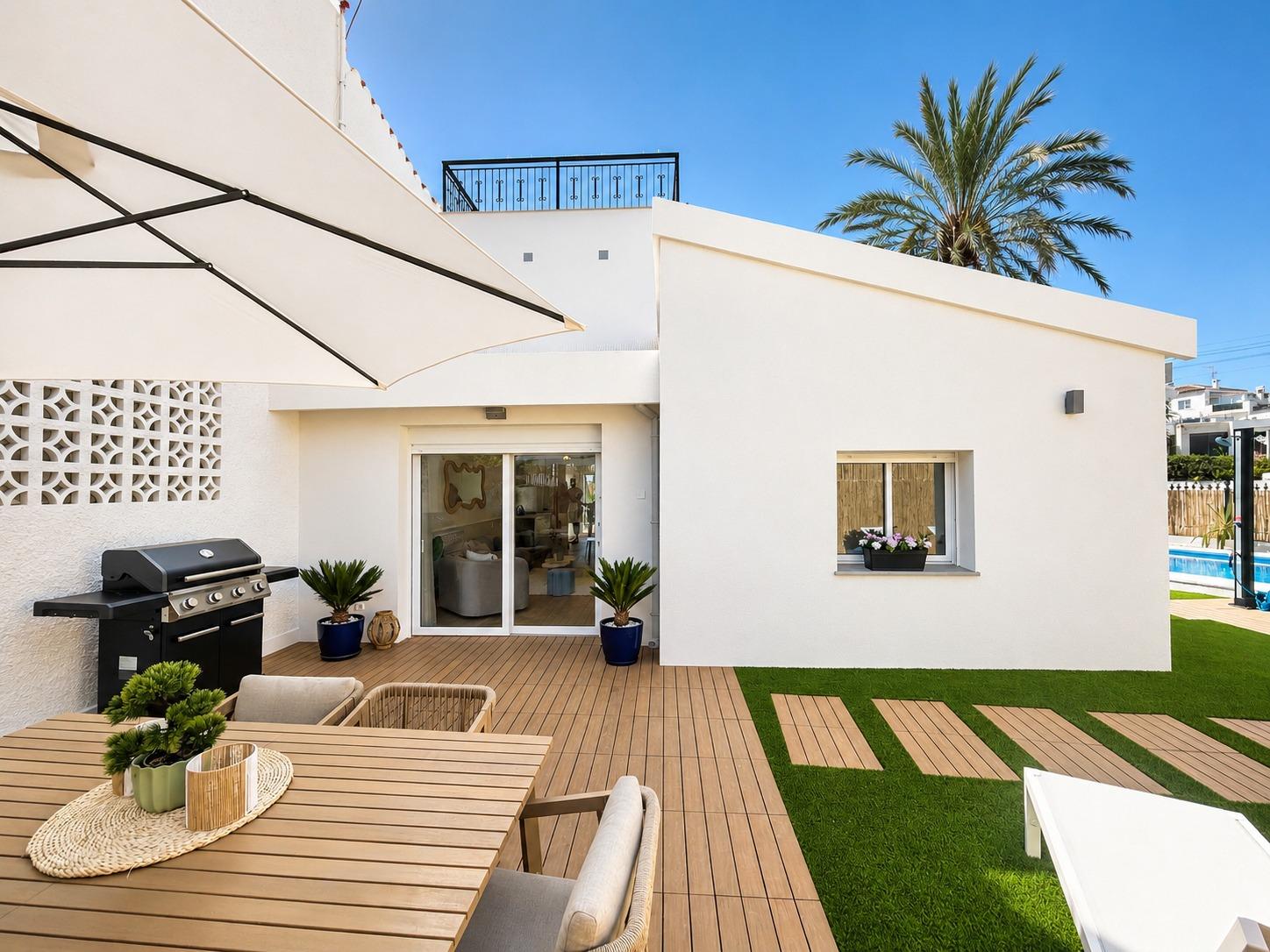 For sale - 4 Bedroom 2 Bathroom Semi in Punta Prima  - Punta Prima  - Alicante
