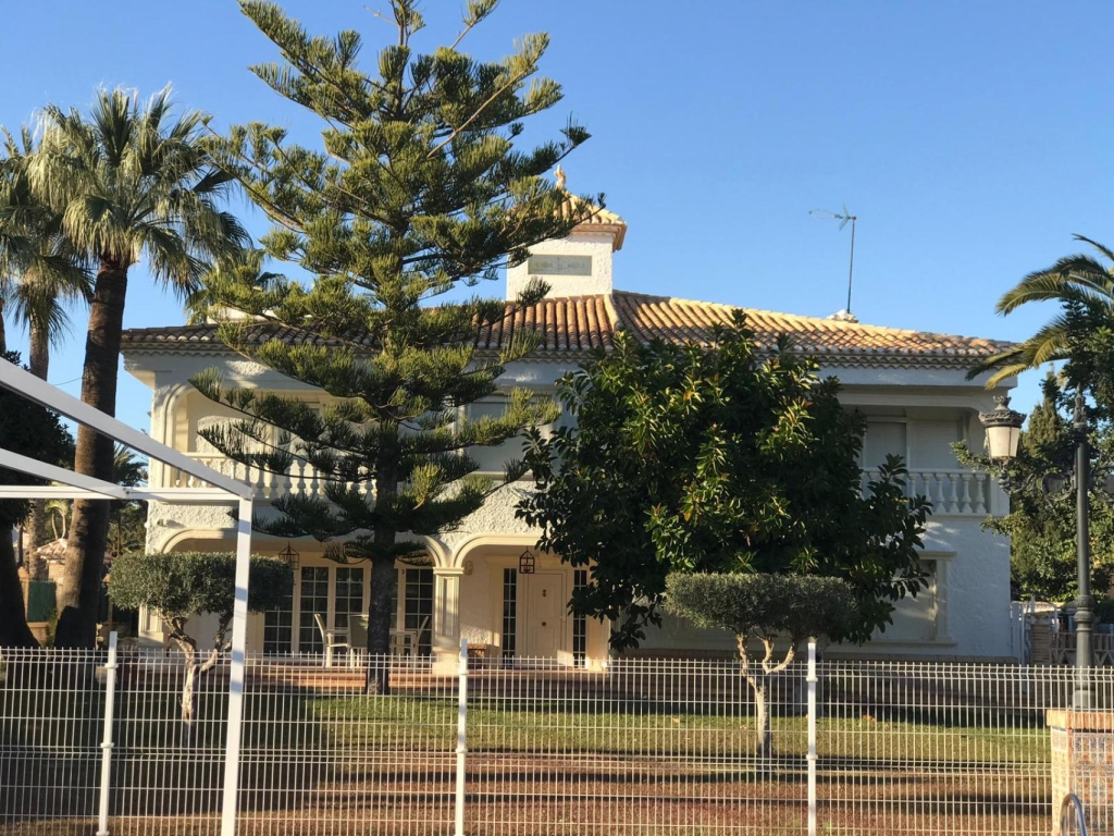 6 Bedroom 3 Bathroom Villa in Orihuela Costa
