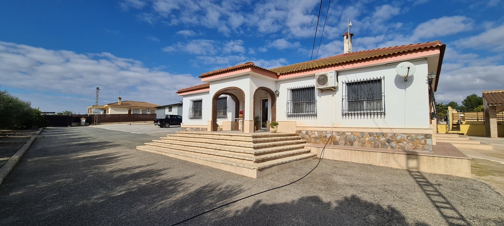 For sale - 3 Bedroom 4 Bathroom Villa in Orihuela - Inland  - Alicante