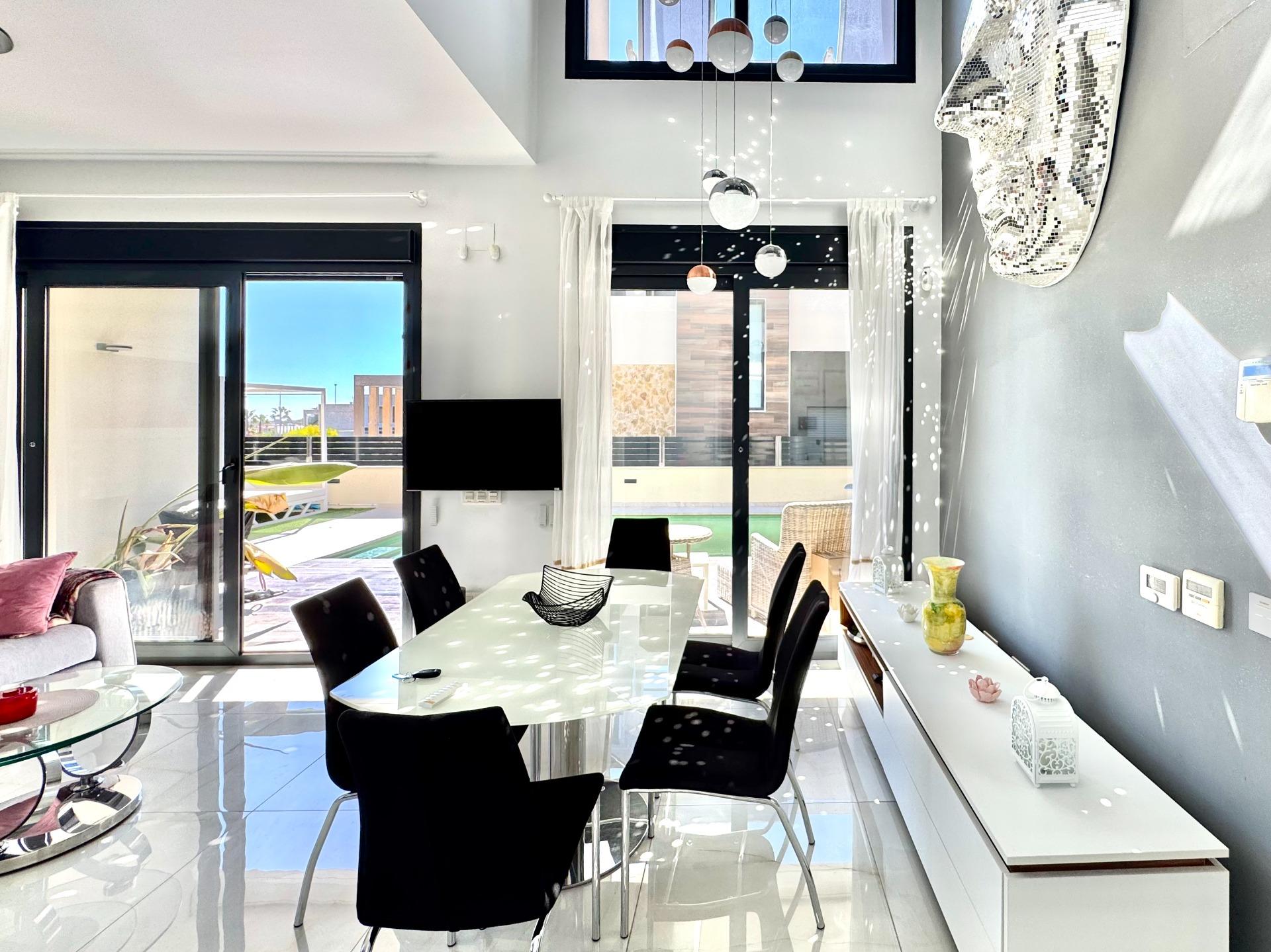 For sale - 4 Bedroom 4 Bathroom Villa in Orihuela Costa - Lomas De Cabo Roig  - Alicante