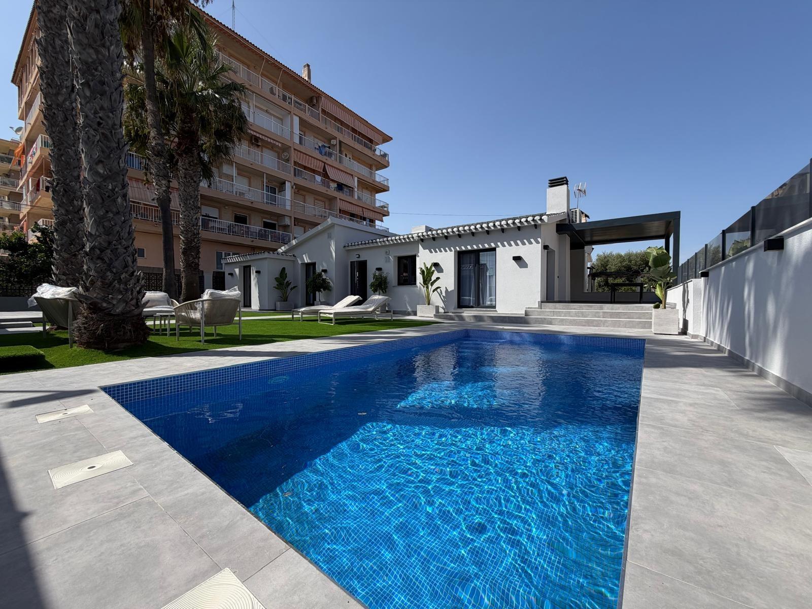 For sale - 4 Bedroom 2 Bathroom Villa in Torrevieja - Punta Prima  - Alicante