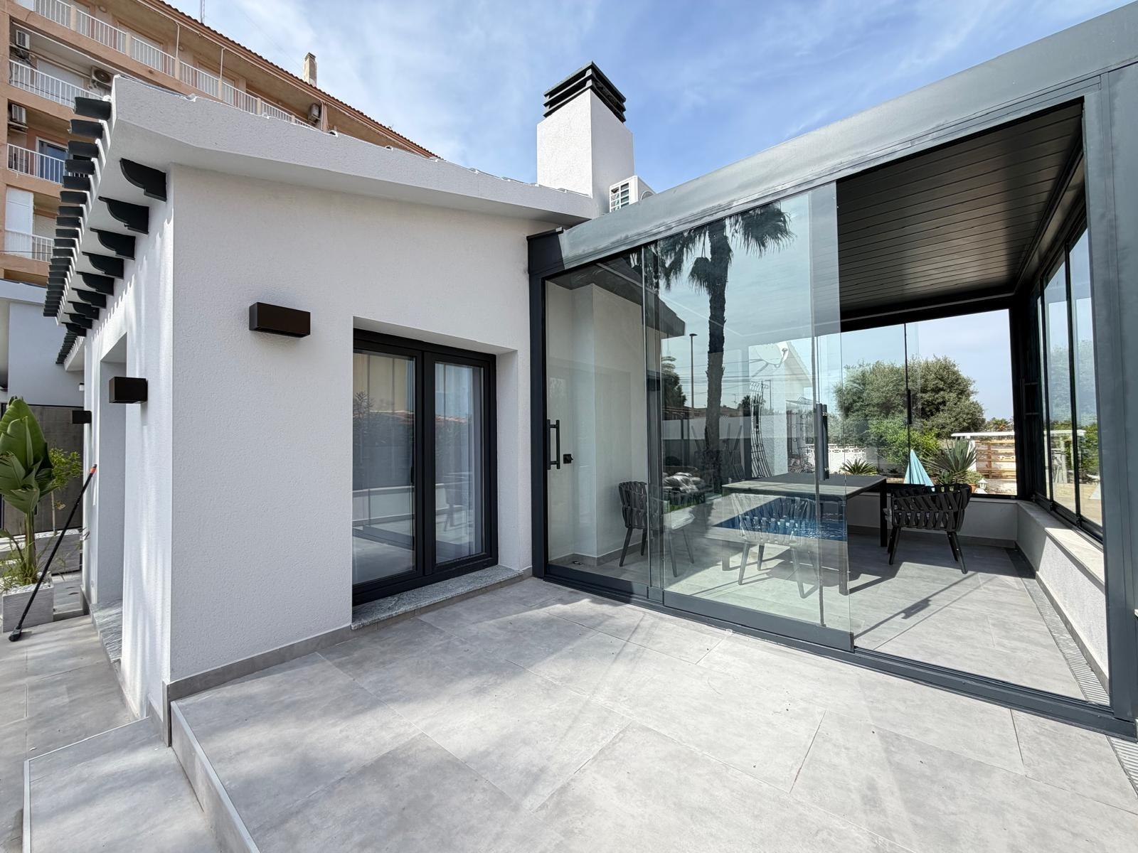 For sale - 4 Bedroom 2 Bathroom Villa in Torrevieja - Punta Prima  - Alicante