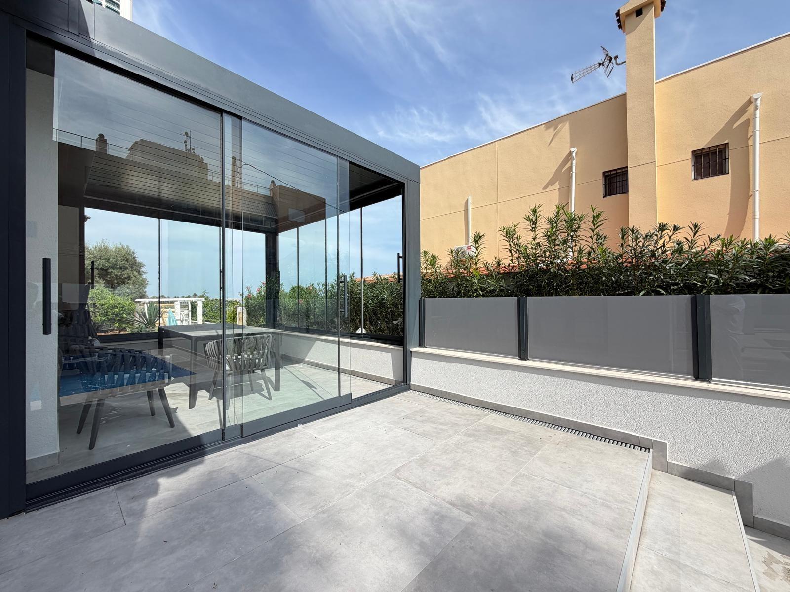 For sale - 4 Bedroom 2 Bathroom Villa in Torrevieja - Punta Prima  - Alicante