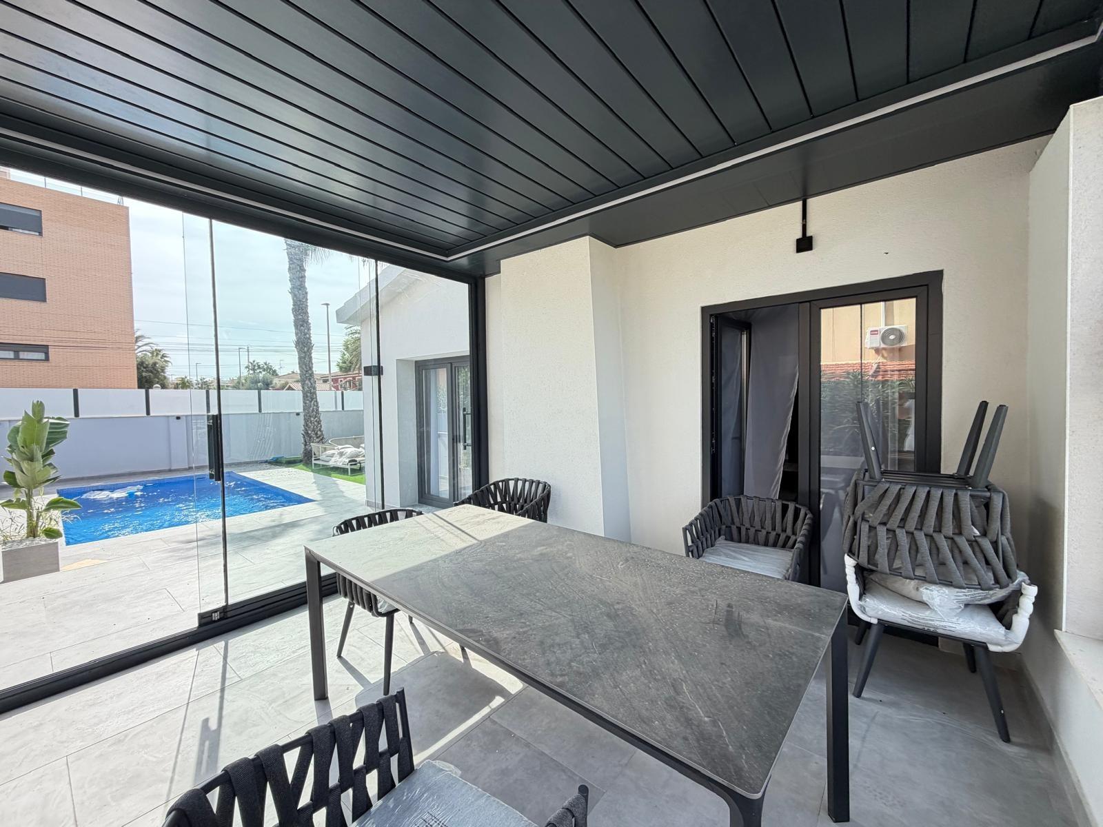 For sale - 4 Bedroom 2 Bathroom Villa in Torrevieja - Punta Prima  - Alicante
