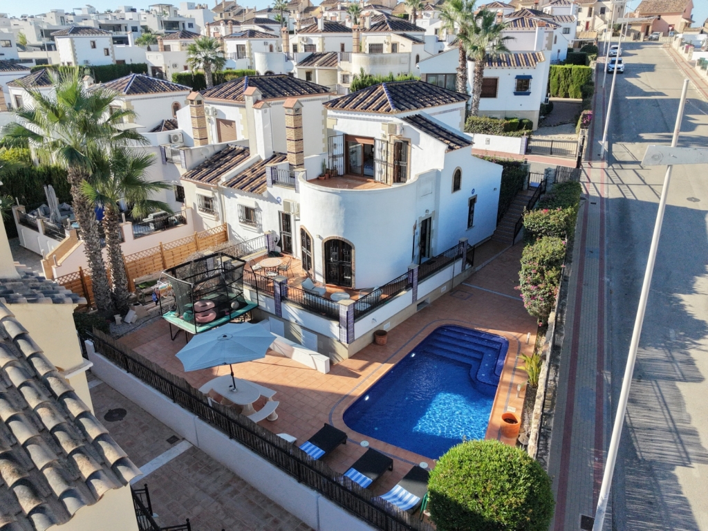 3 Bedroom 2 Bathroom Villa in Algorfa