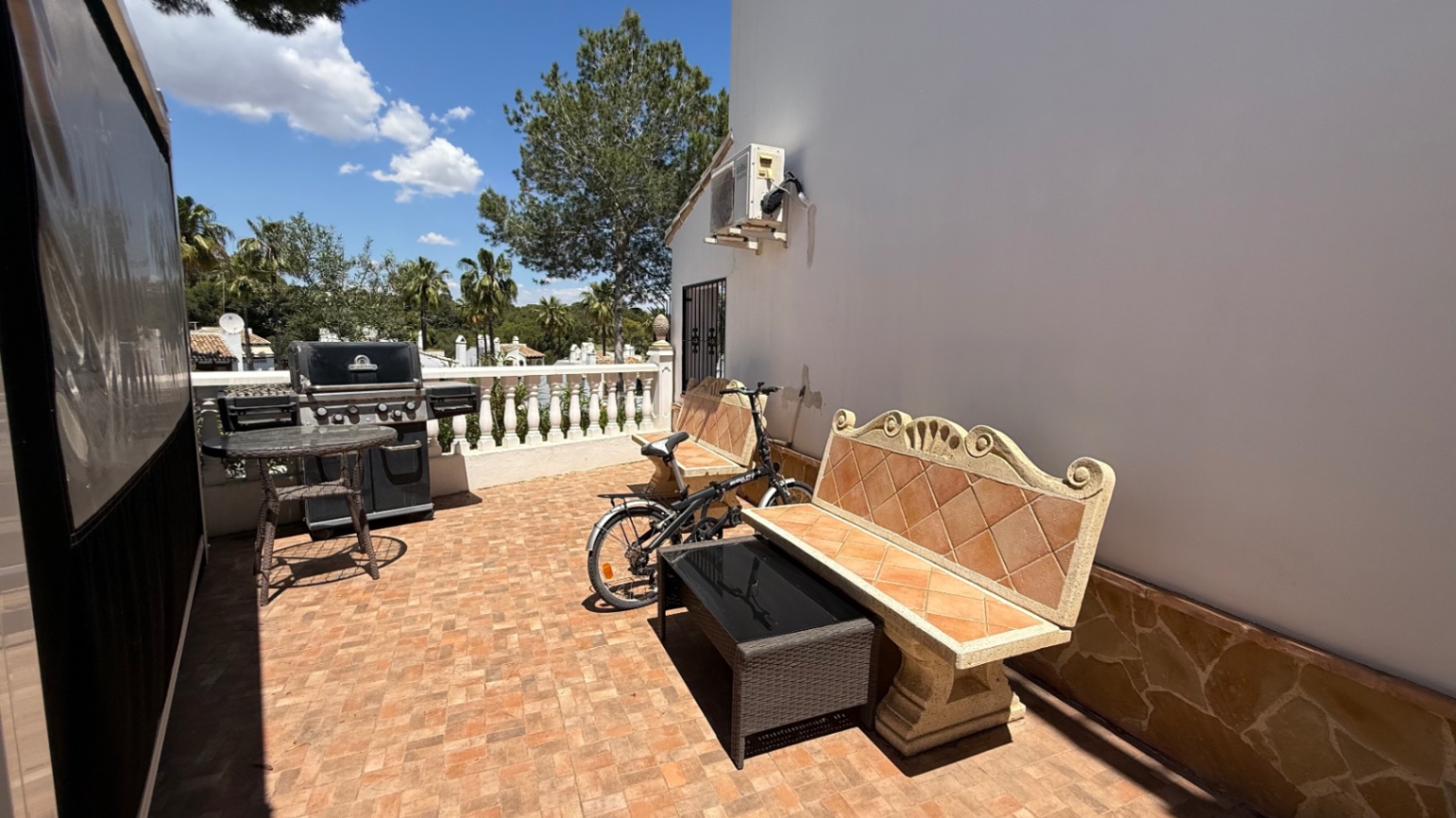For sale - 4 Bedroom 2 Bathroom Villa in Orihuela - Inland  - Alicante