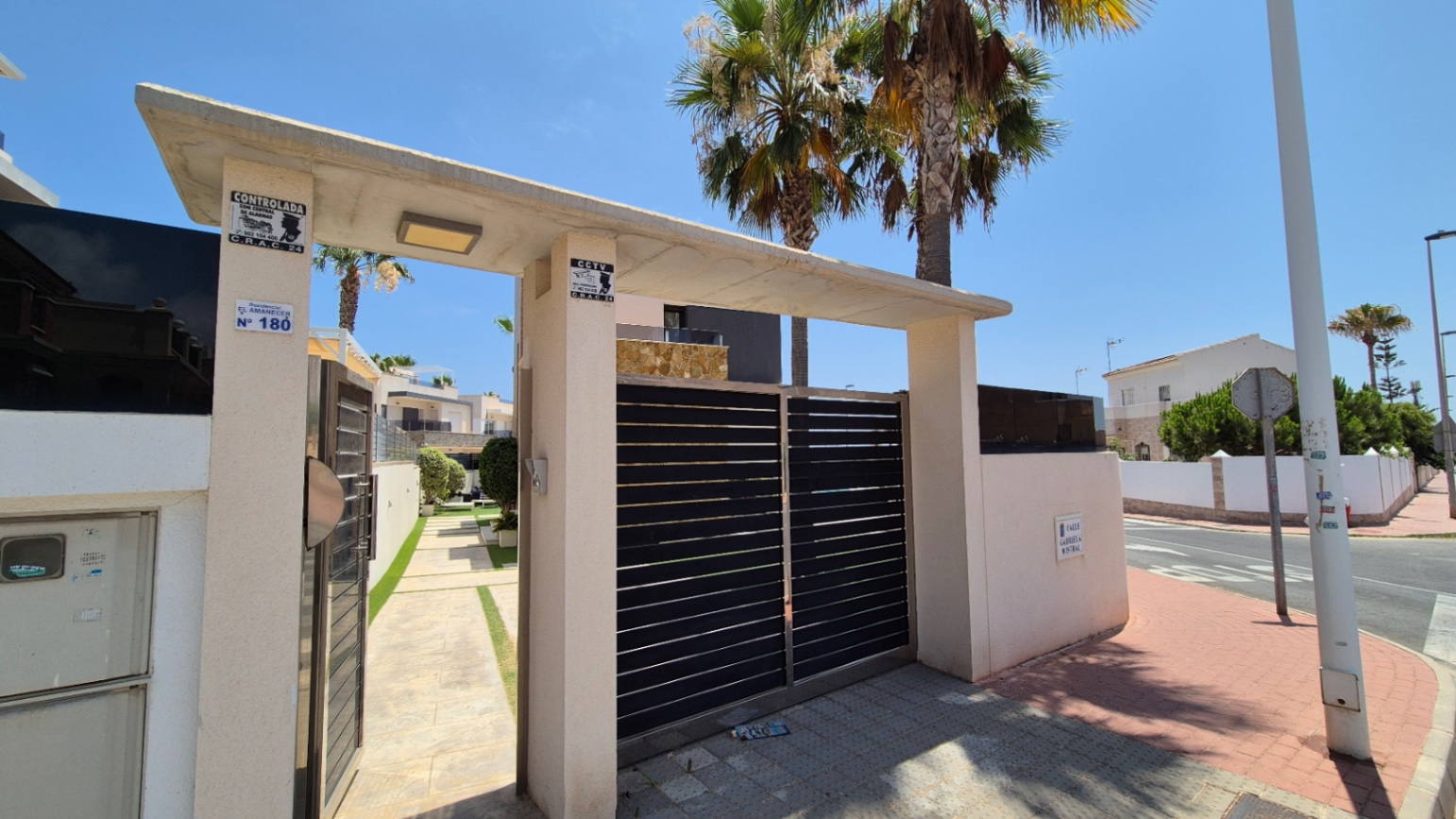 For sale - 4 Bedroom 4 Bathroom Villa in Torrevieja - Costa Blanca  - Alicante
