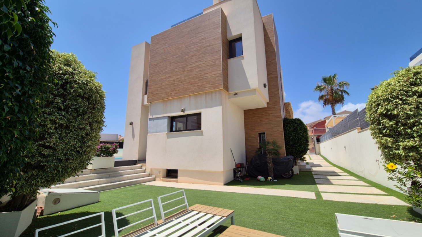 For sale - 4 Bedroom 4 Bathroom Villa in Torrevieja - Costa Blanca  - Alicante