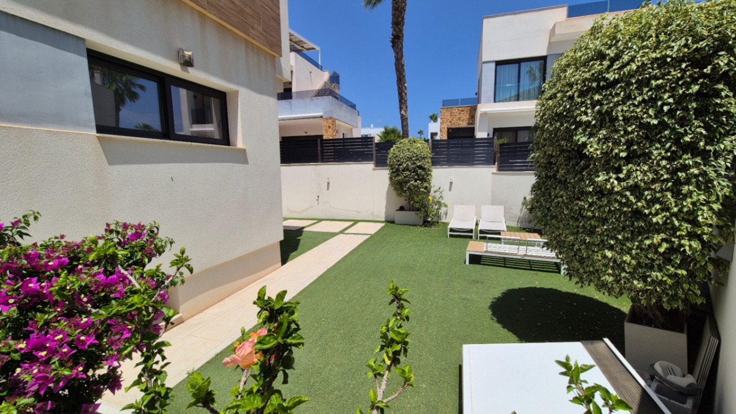 For sale - 4 Bedroom 4 Bathroom Villa in Torrevieja - Costa Blanca  - Alicante