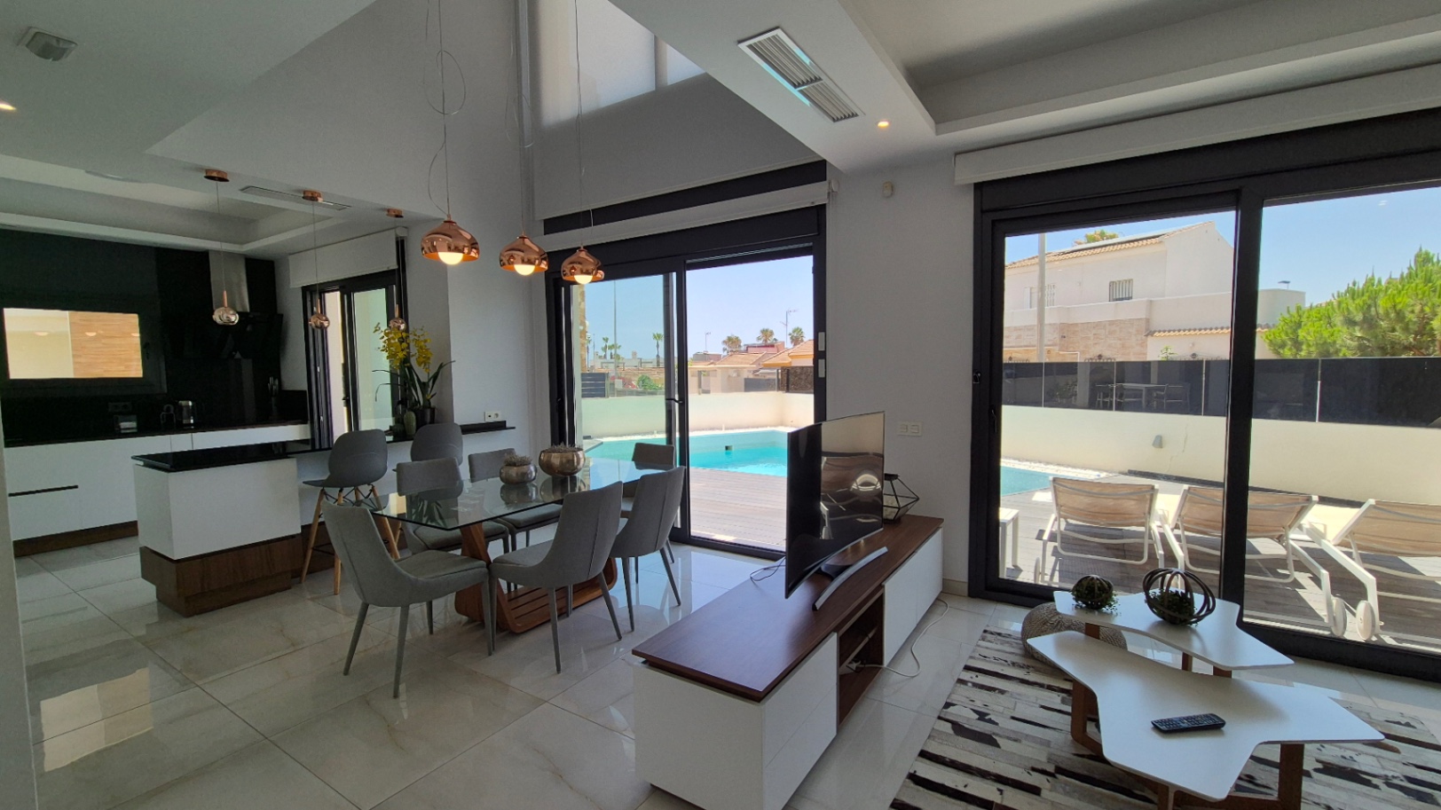 For sale - 4 Bedroom 4 Bathroom Villa in Torrevieja - Costa Blanca  - Alicante