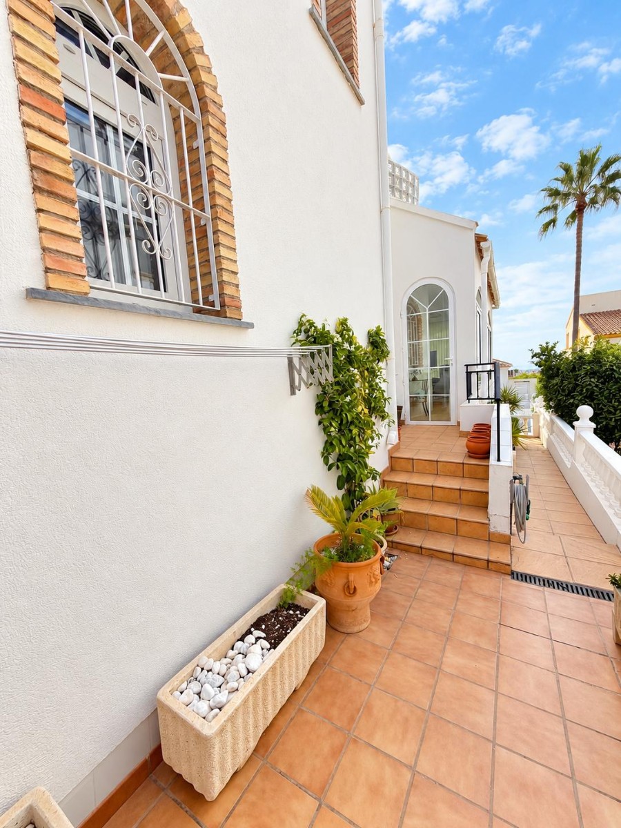 For sale - 3 Bedroom 2 Bathroom Villa in Villamartin - Costa Blanca  - Alicante