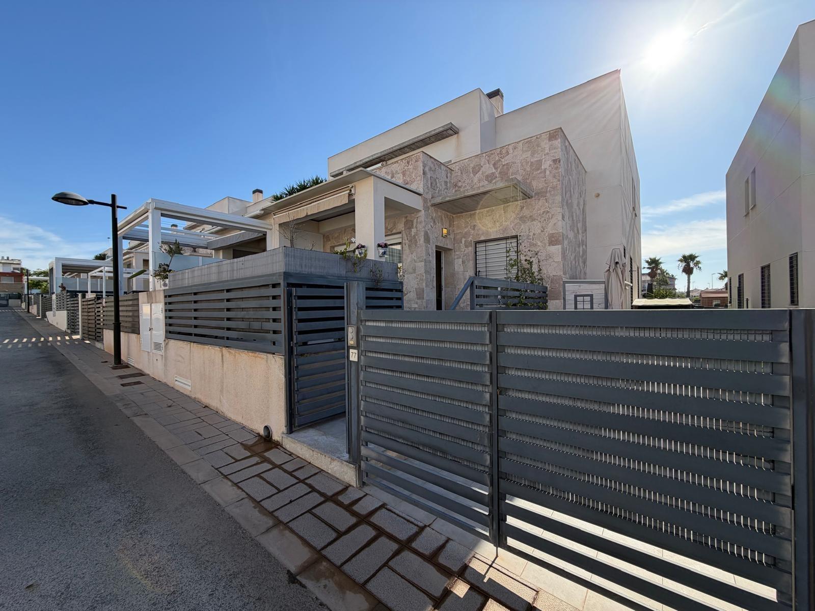 For sale - 3 Bedroom 3 Bathroom Town House in Torrevieja - aguas nuevas  - Alicante
