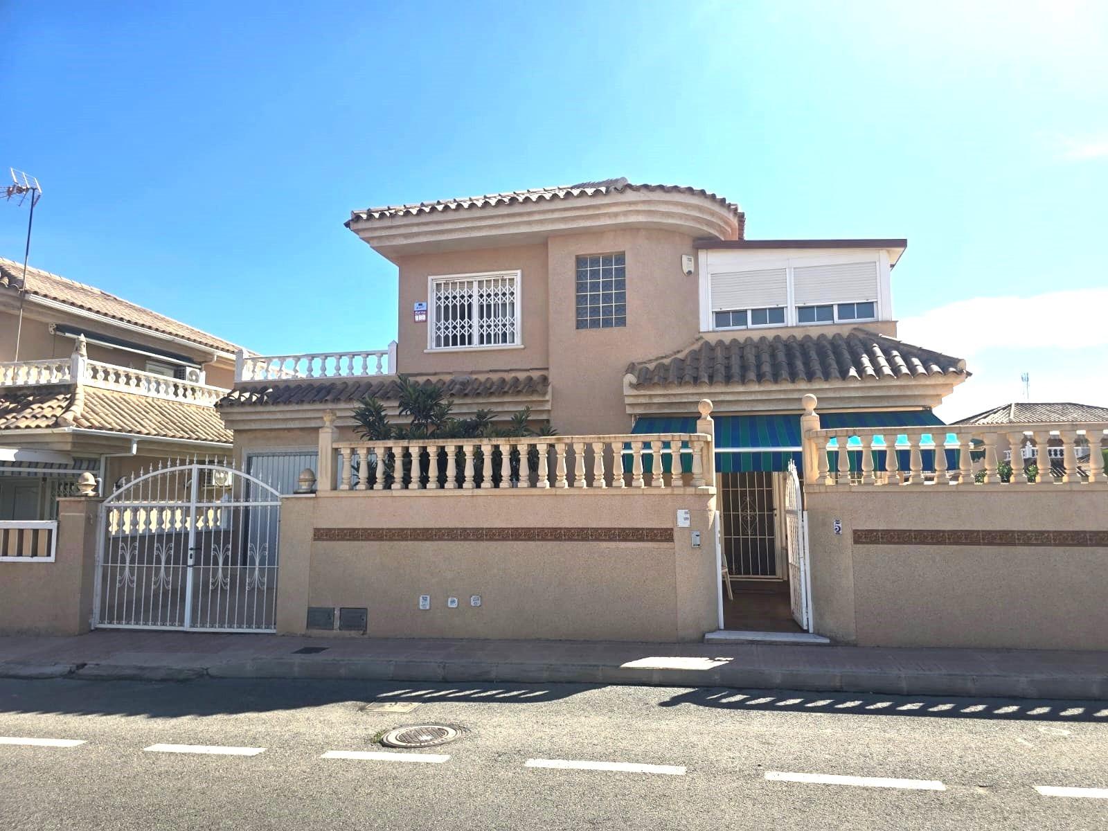 For sale - 3 Bedroom 2 Bathroom Villa in Torrevieja - Los Balcones - Los Altos Del Edén  - Alicante
