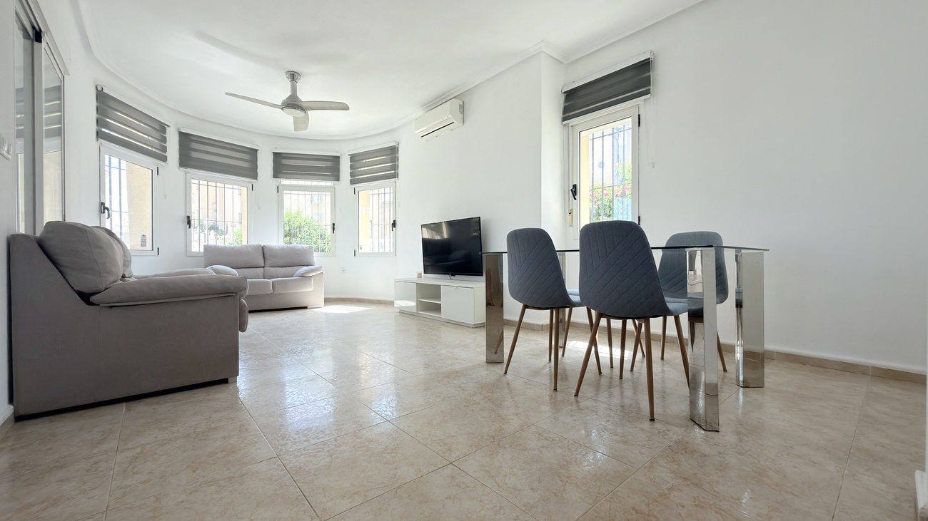 For sale - 3 Bedroom 2 Bathroom Villa in Villamartin - Costa Blanca  - Alicante