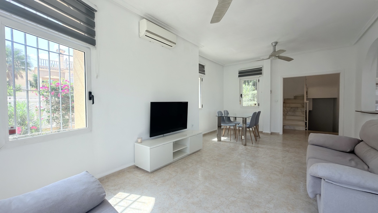 For sale - 3 Bedroom 2 Bathroom Villa in Villamartin - Costa Blanca  - Alicante