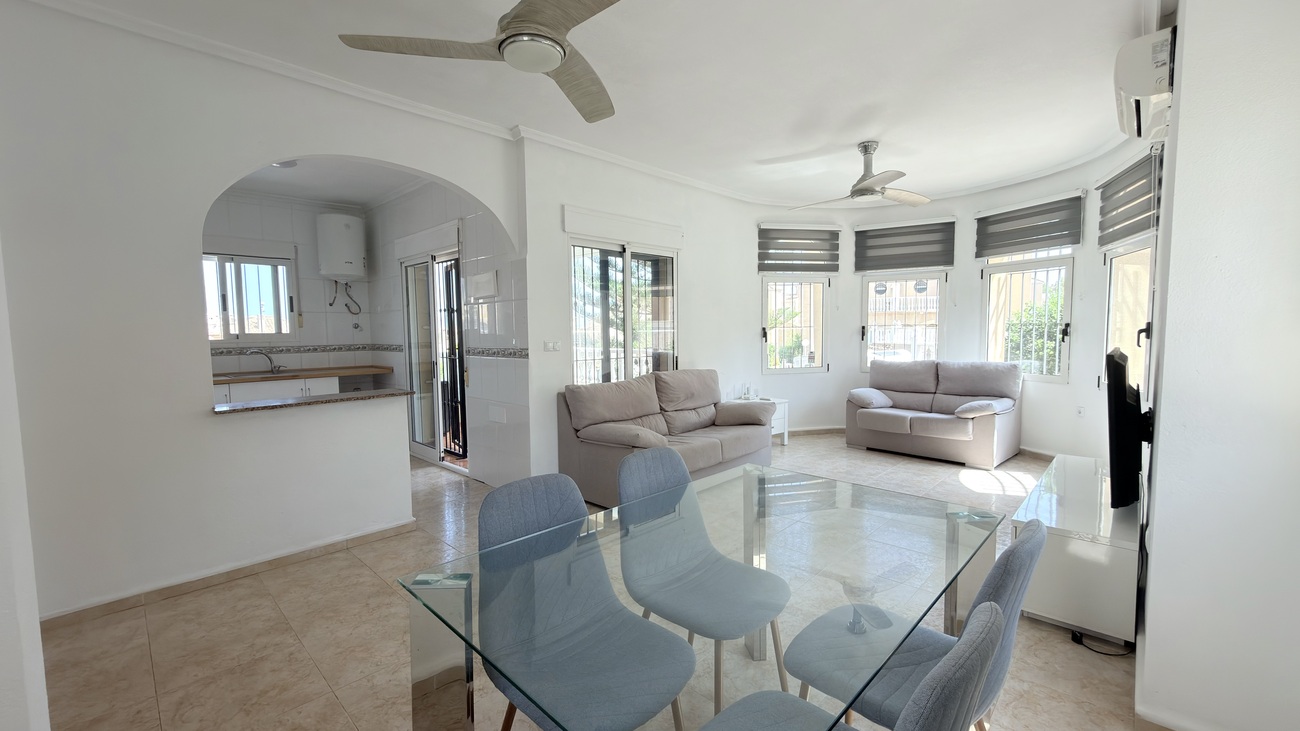 For sale - 3 Bedroom 2 Bathroom Villa in Villamartin - Costa Blanca  - Alicante
