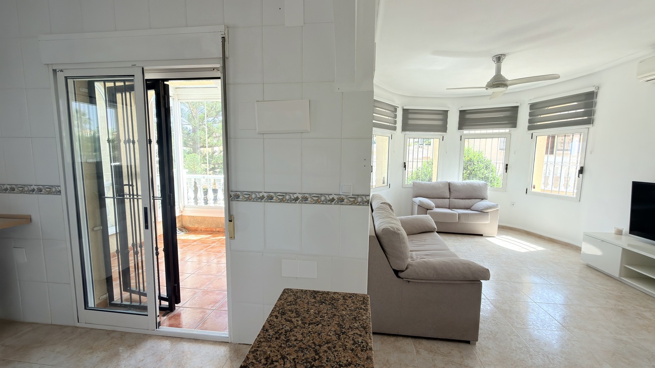 For sale - 3 Bedroom 2 Bathroom Villa in Villamartin - Costa Blanca  - Alicante