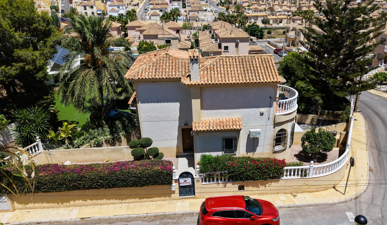 For sale - 3 Bedroom 2 Bathroom Villa in Villamartin - Costa Blanca  - Alicante