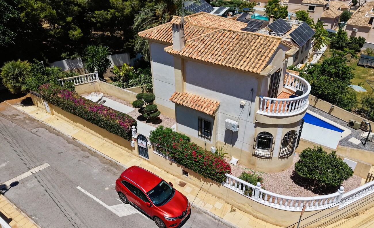 For sale - 3 Bedroom 2 Bathroom Villa in Villamartin - Costa Blanca  - Alicante