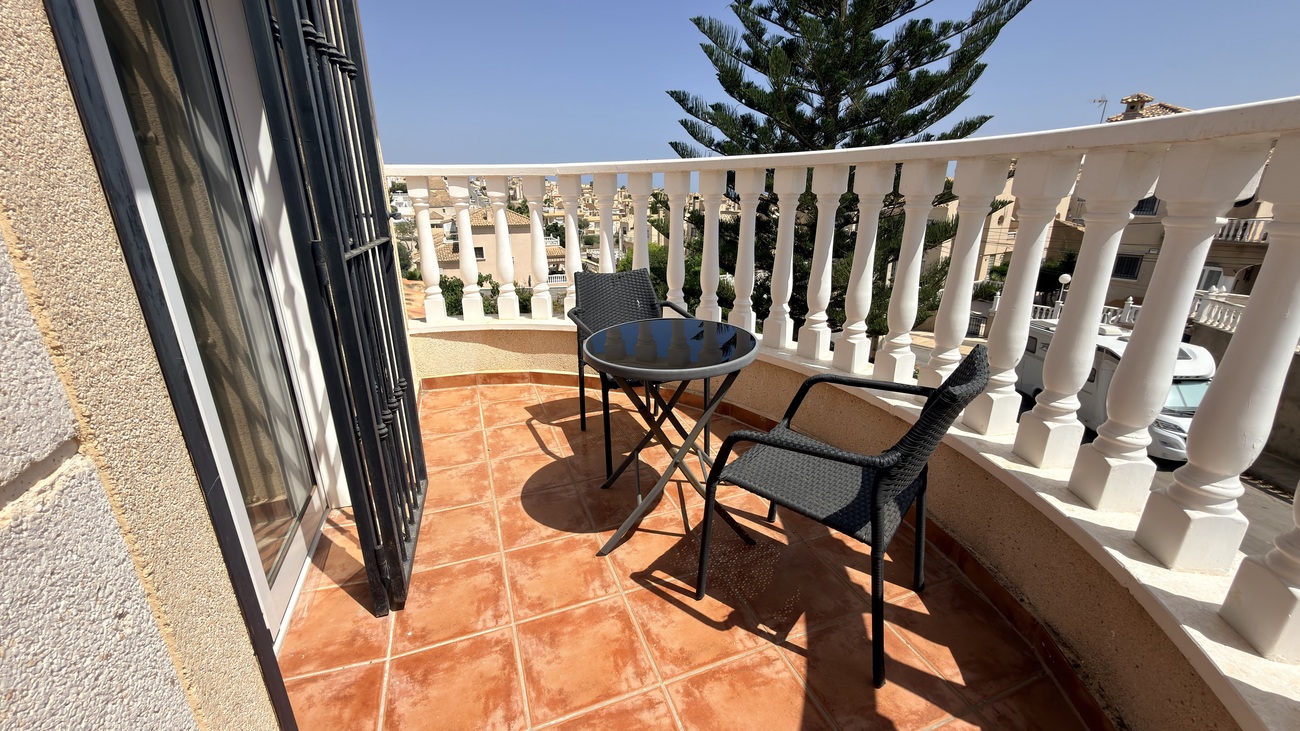For sale - 3 Bedroom 2 Bathroom Villa in Villamartin - Costa Blanca  - Alicante