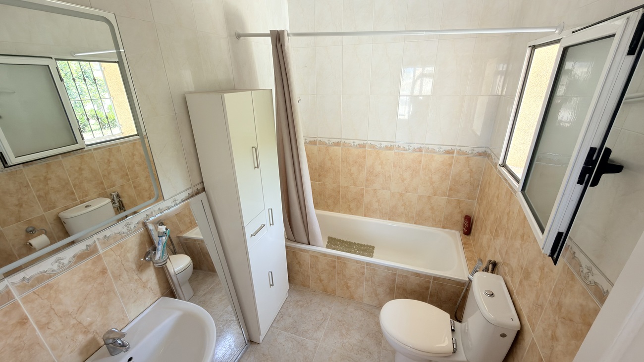 For sale - 3 Bedroom 2 Bathroom Villa in Villamartin - Costa Blanca  - Alicante