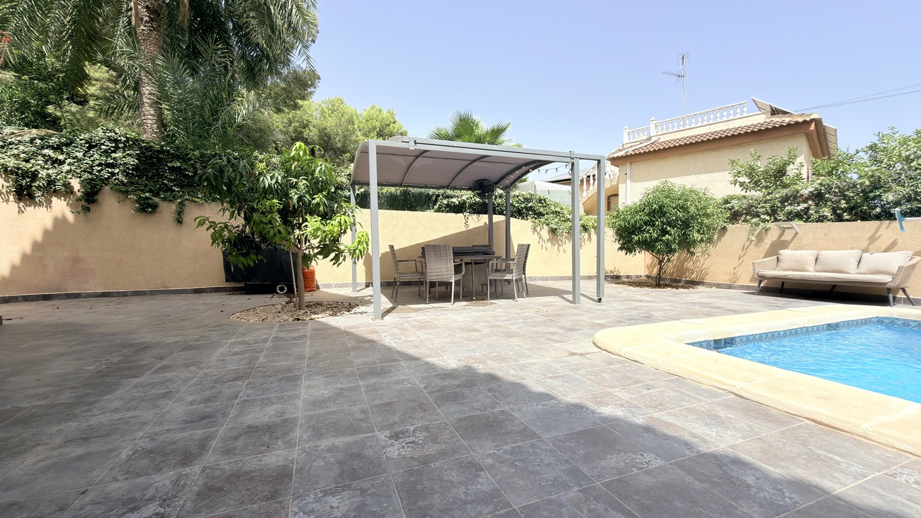 For sale - 3 Bedroom 2 Bathroom Villa in Villamartin - Costa Blanca  - Alicante