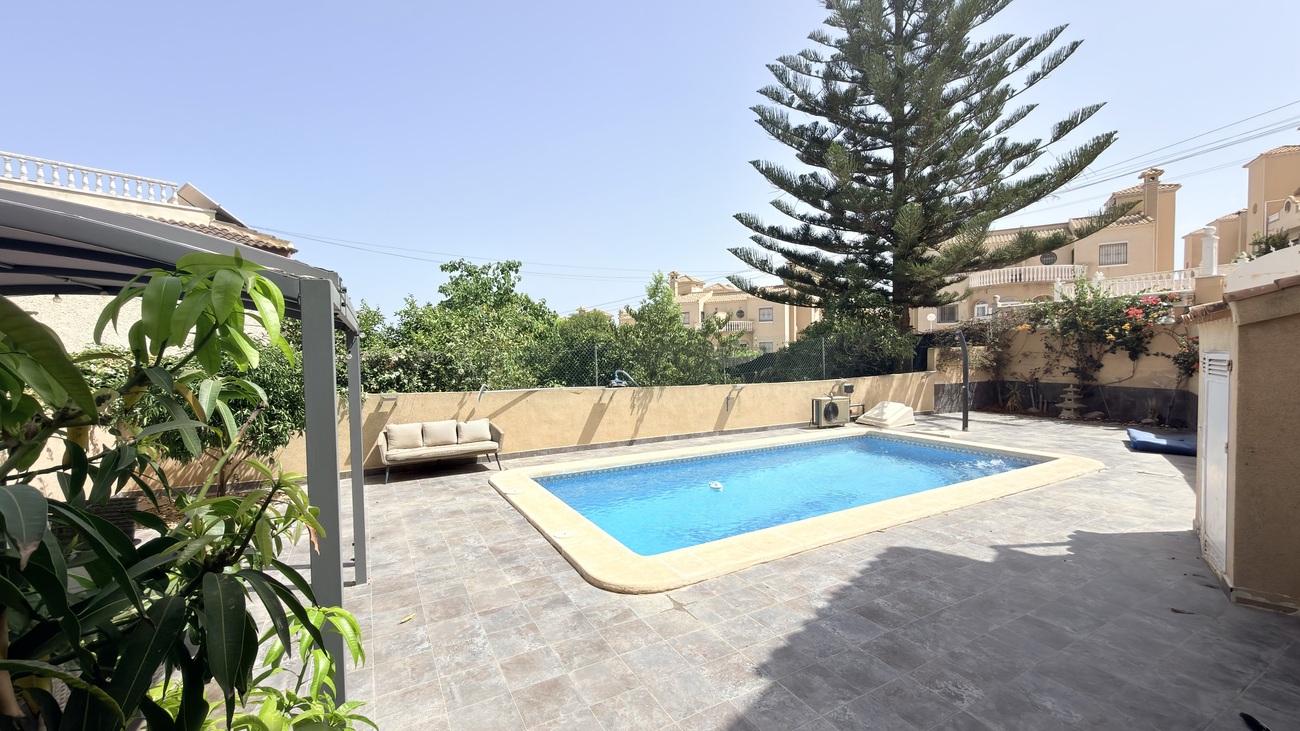 For sale - 3 Bedroom 2 Bathroom Villa in Villamartin - Costa Blanca  - Alicante