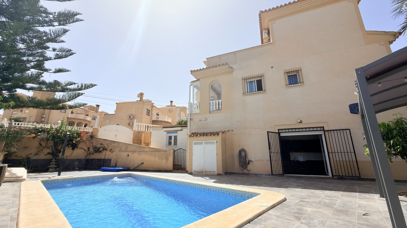 For sale - 3 Bedroom 2 Bathroom Villa in Villamartin - Costa Blanca  - Alicante