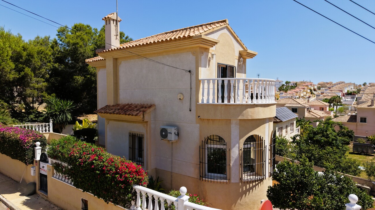 For sale - 3 Bedroom 2 Bathroom Villa in Villamartin - Costa Blanca  - Alicante