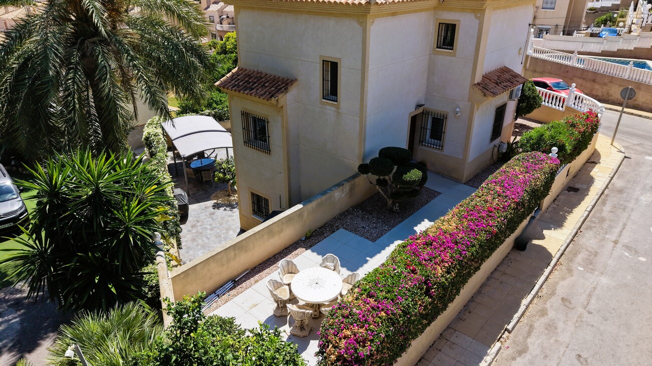 For sale - 3 Bedroom 2 Bathroom Villa in Villamartin - Costa Blanca  - Alicante