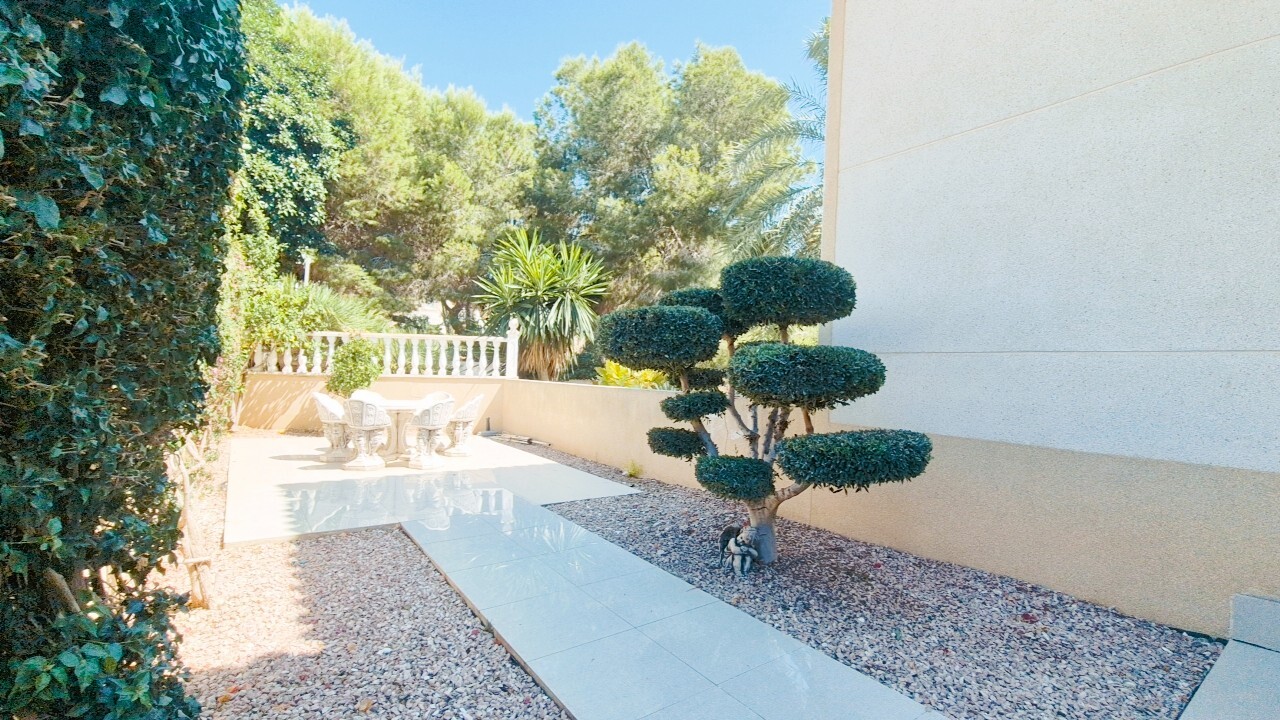 For sale - 3 Bedroom 2 Bathroom Villa in Villamartin - Costa Blanca  - Alicante