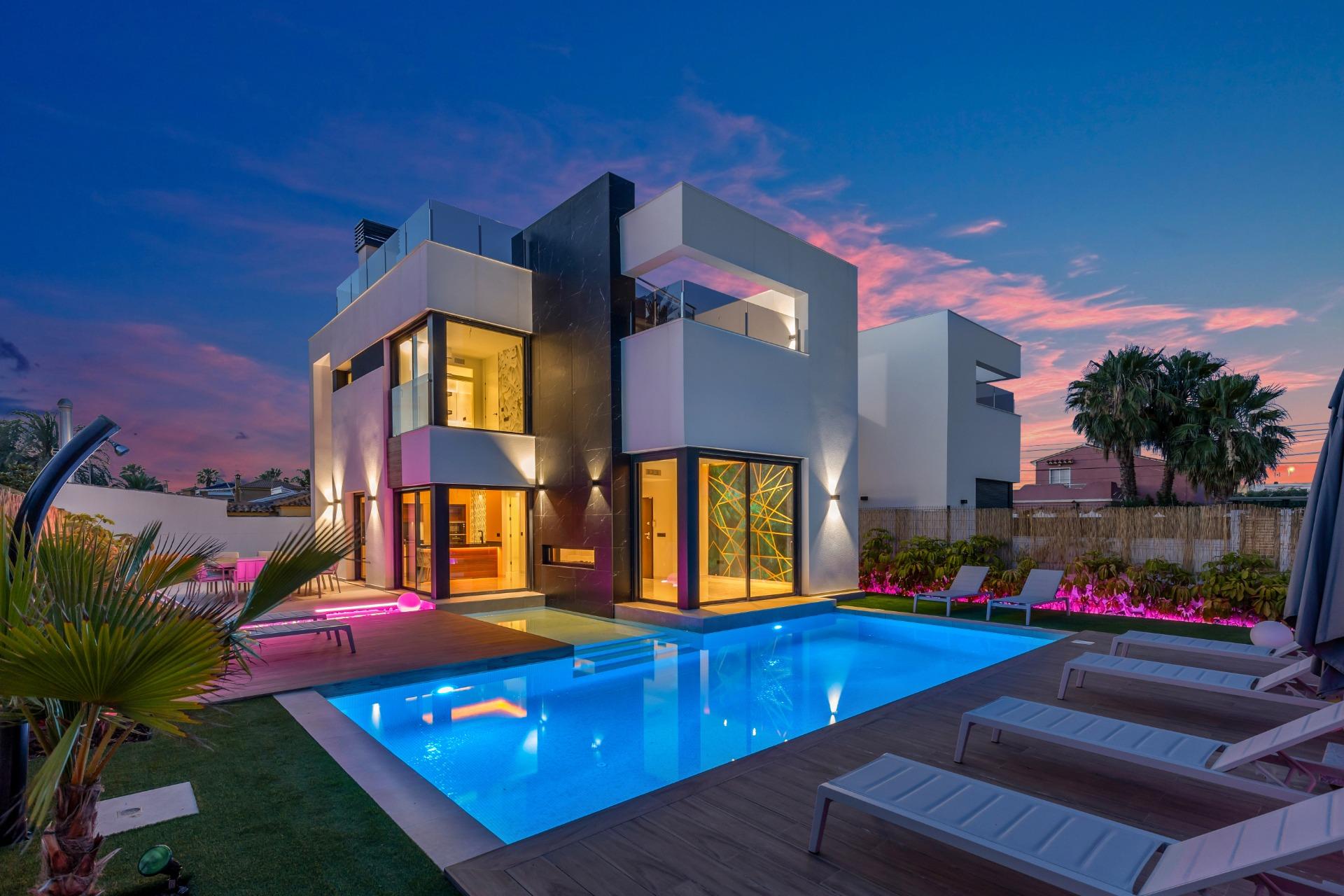 For sale - 3 Bedroom 3 Bathroom Villa in Torrevieja - Torreta Florida  - Alicante