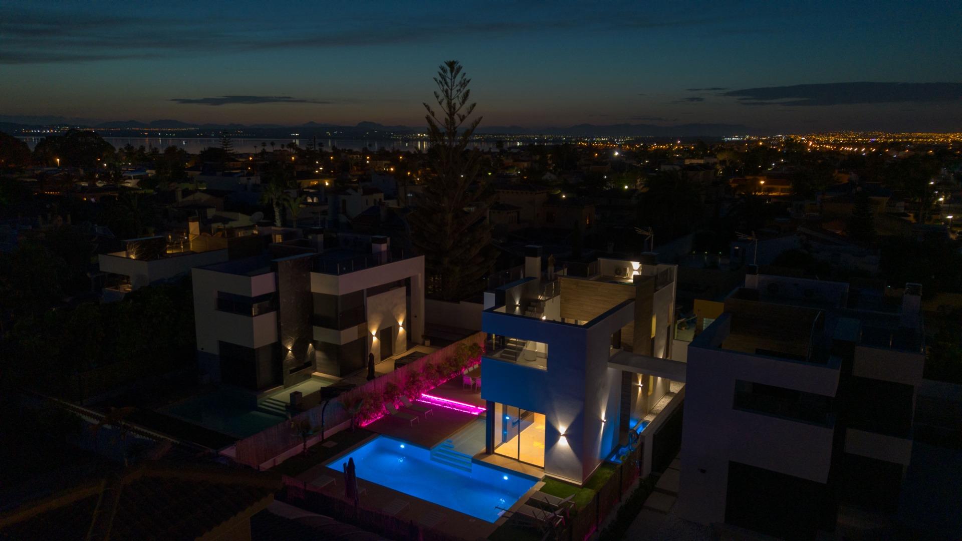 For sale - 3 Bedroom 3 Bathroom Villa in Torrevieja - Torreta Florida  - Alicante