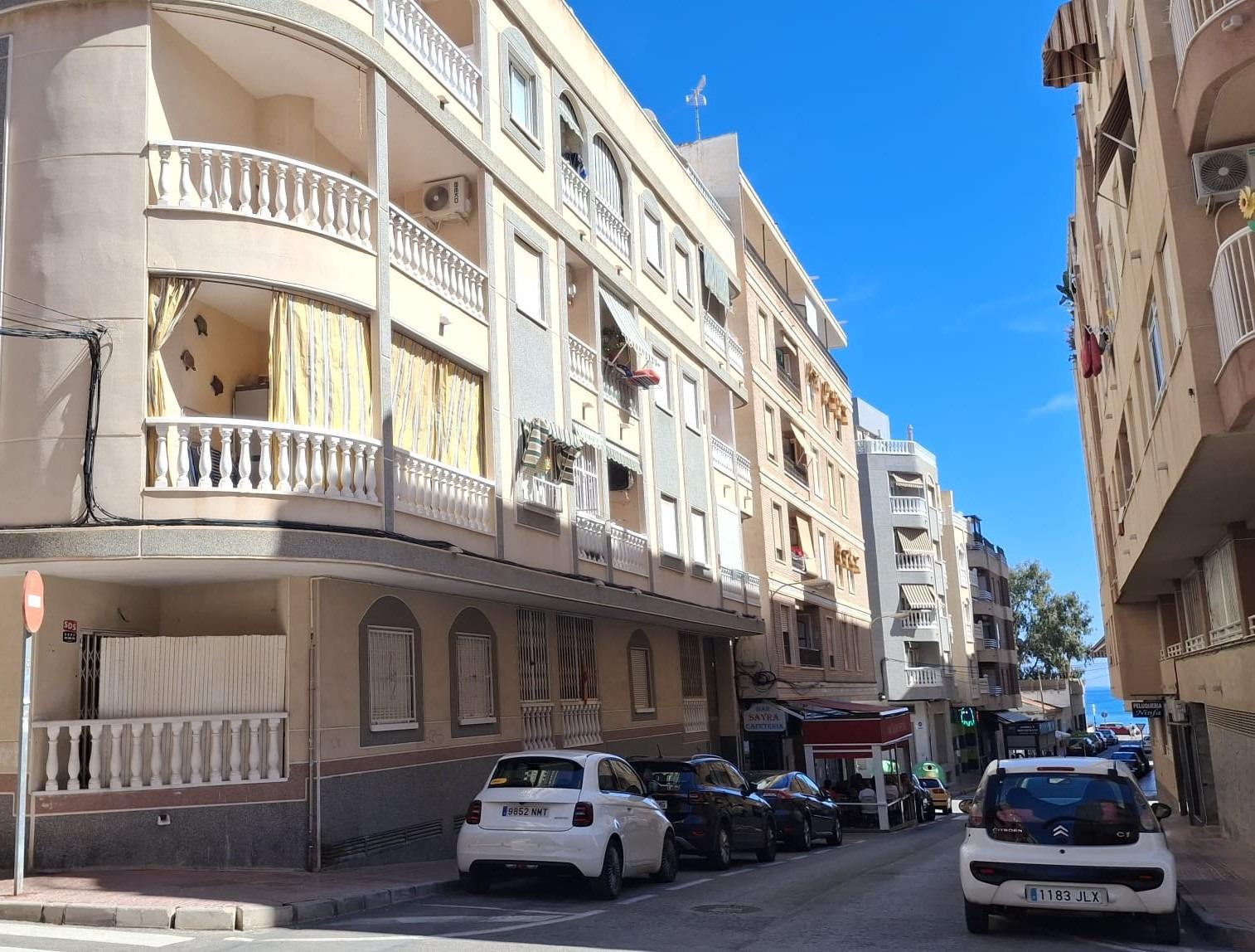 For sale - 3 Bedroom 2 Bathroom Apartment in Torrevieja - Playa De Los Locos  - Alicante