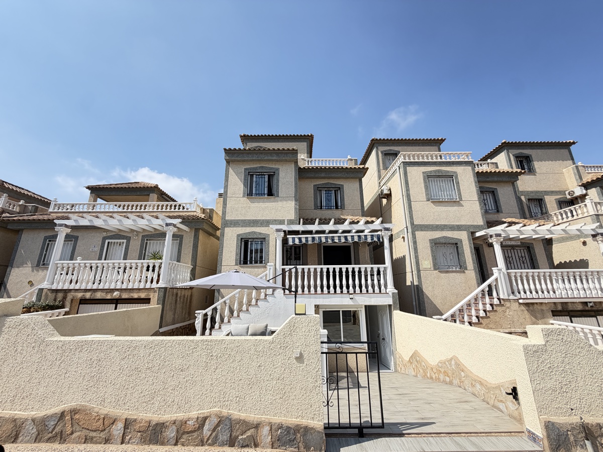 For sale - 5 Bedroom 3 Bathroom Villa in Villamartin - , Villamartin, Alicante, Spain - Alicante