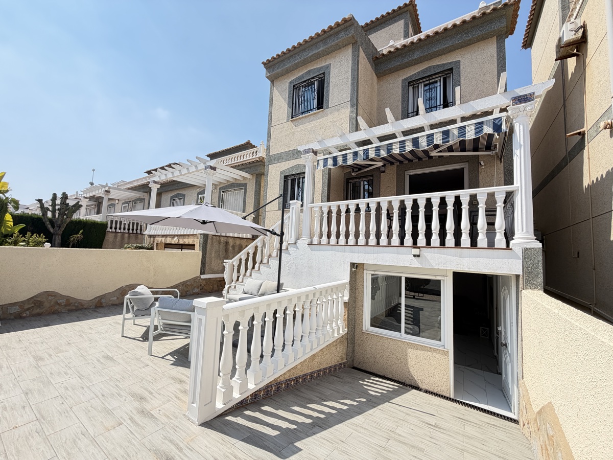 For sale - 5 Bedroom 3 Bathroom Villa in Villamartin - , Villamartin, Alicante, Spain - Alicante