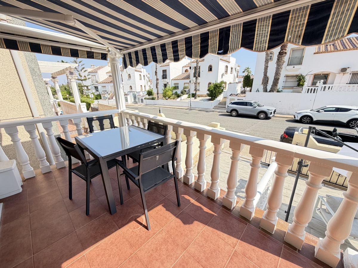 For sale - 5 Bedroom 3 Bathroom Villa in Villamartin - , Villamartin, Alicante, Spain - Alicante