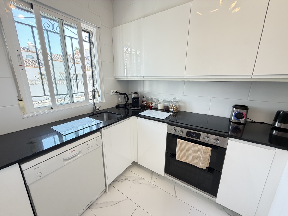 For sale - 5 Bedroom 3 Bathroom Villa in Villamartin - , Villamartin, Alicante, Spain - Alicante