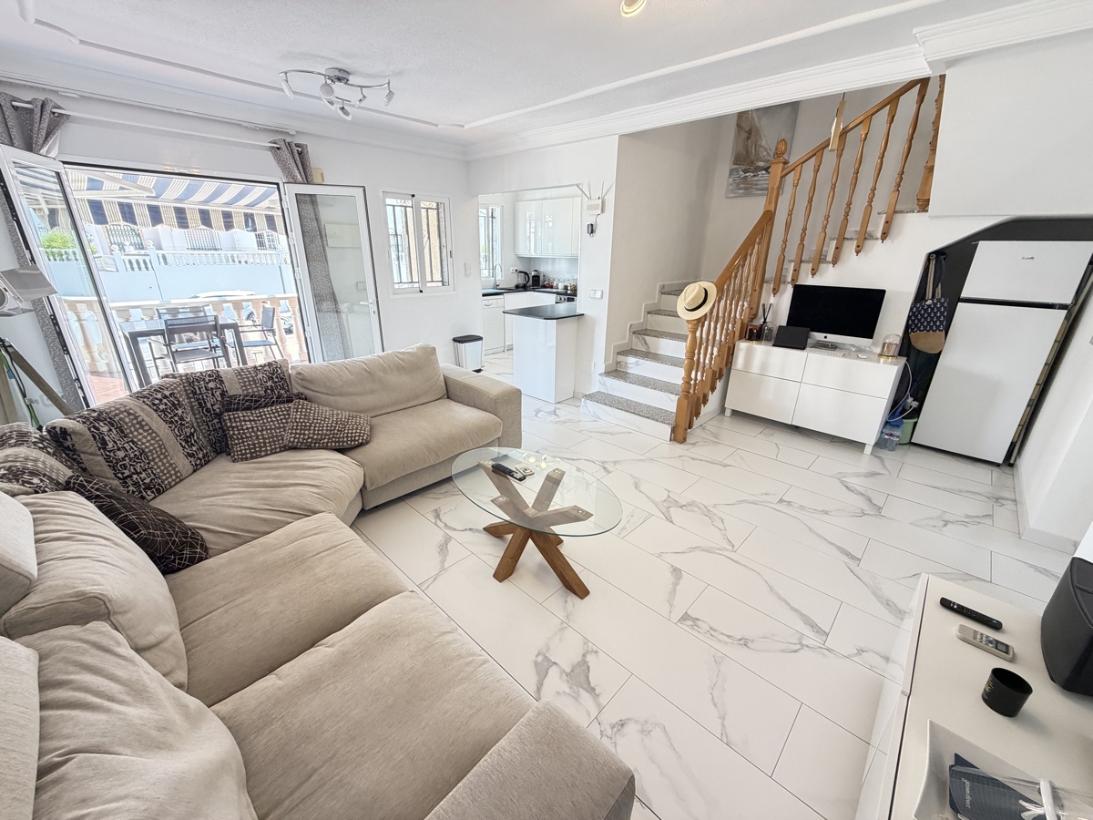 For sale - 5 Bedroom 3 Bathroom Villa in Villamartin - , Villamartin, Alicante, Spain - Alicante